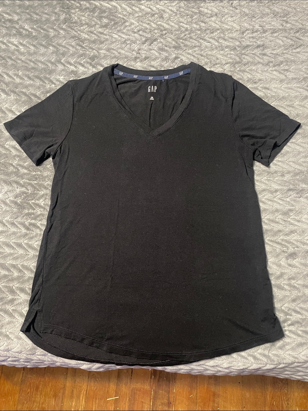 GAP Women's Black V-Neck Short Sleeve Tee